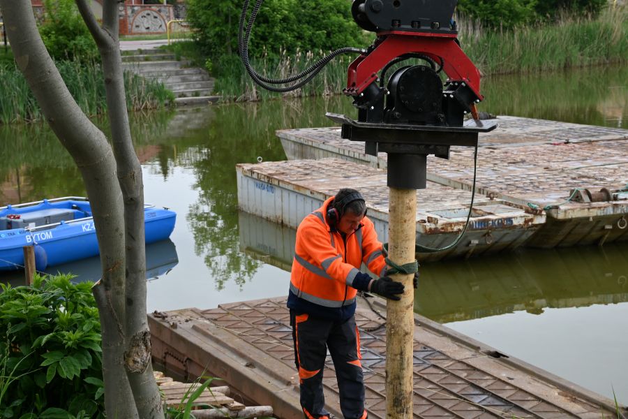 Trwają prace na Rutkach. Umacniane są brzegi akwenu
